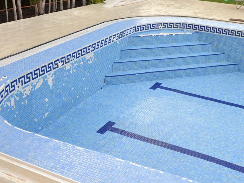 Cantitec reparar una piscina con gresite en Granada Málaga Almería y Jaen