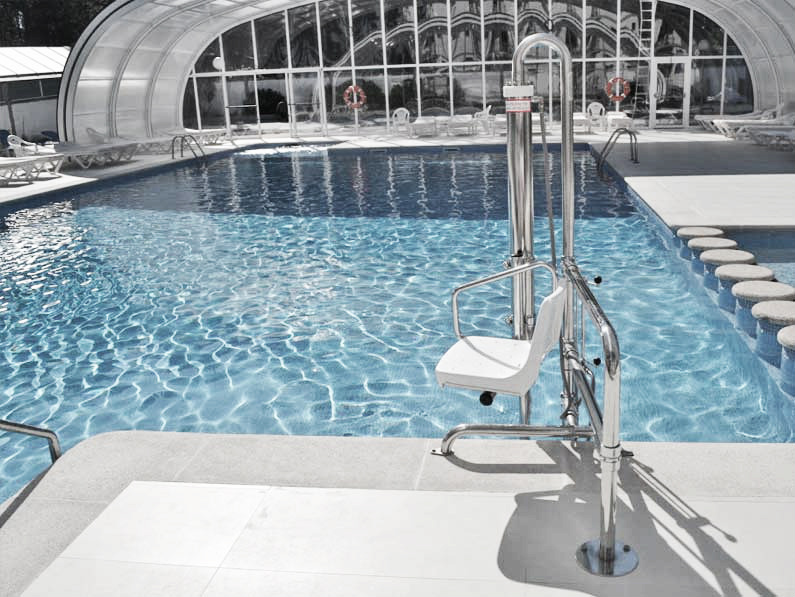Elevadores hidráulicos para el equipamiento de piscinas cantitec granada malaga almeria jaen