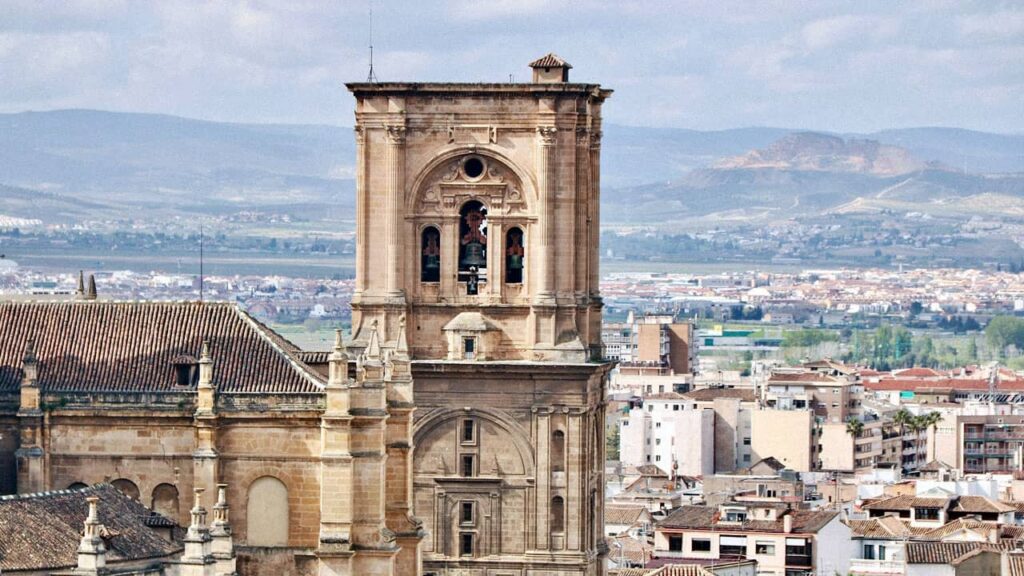 Torre Campanario de la Catedral de Granada con vista a la ciudad y la Vega desde el mirador
